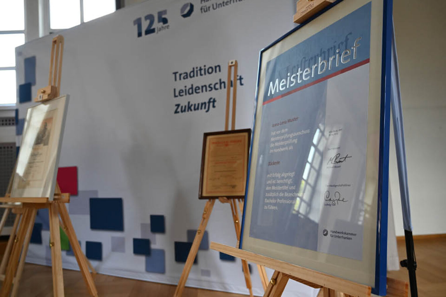 125 Jahre Handwerkskammer für Unterfranken - Jubiläumsausstellung Meisterbriefe auf Staffeleien