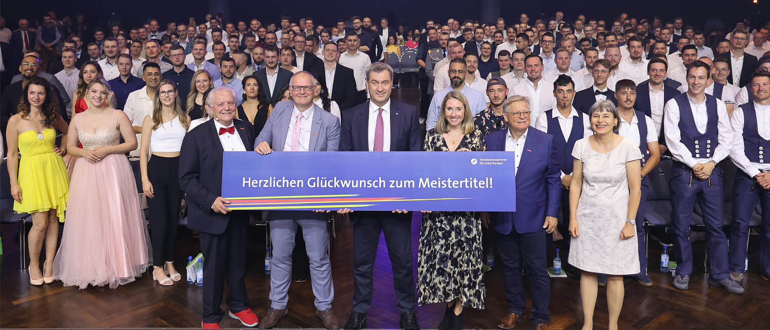 Foto der Meister 2024 in den Saal, im Vordergrund Ehrengäste um Dr. Markus Söder